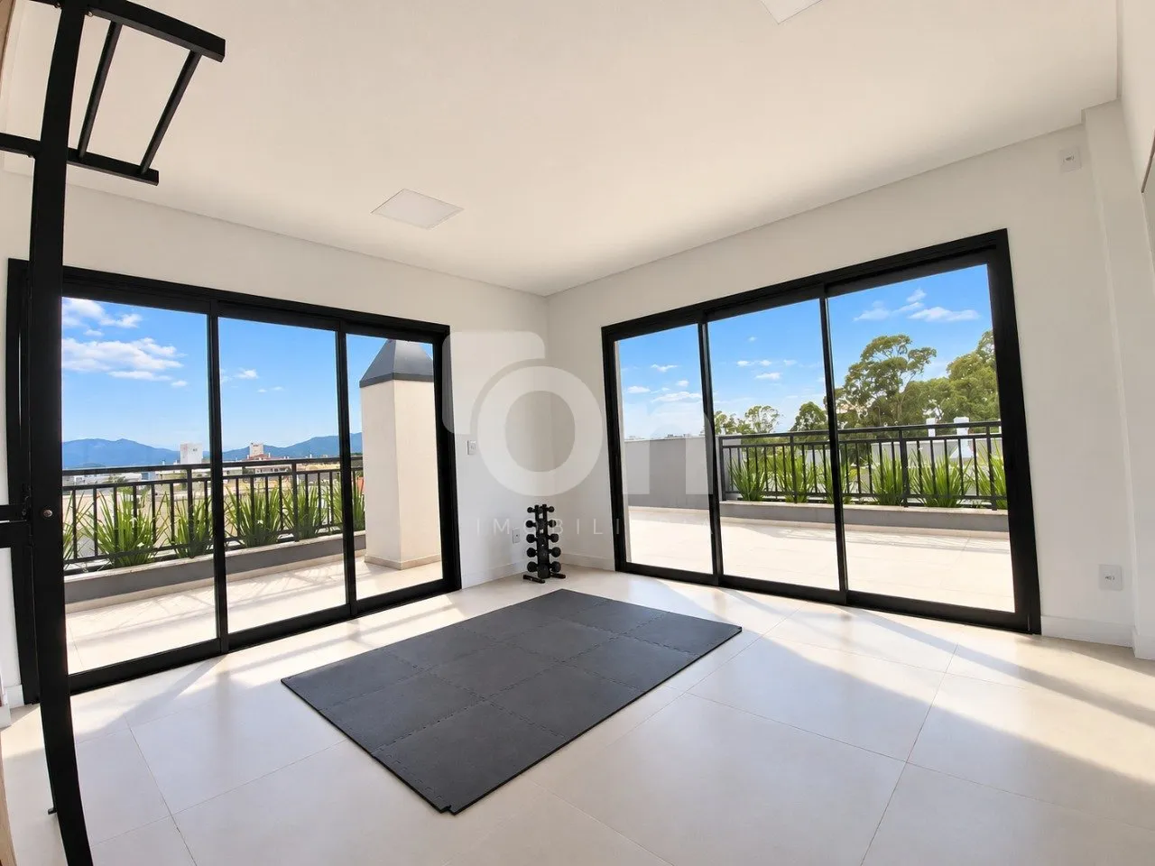 Furnished studio in a building with a gym