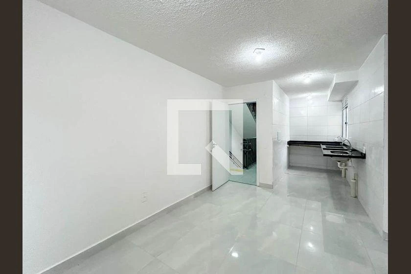 2-bedroom apartment in a building with a gym — photo 2