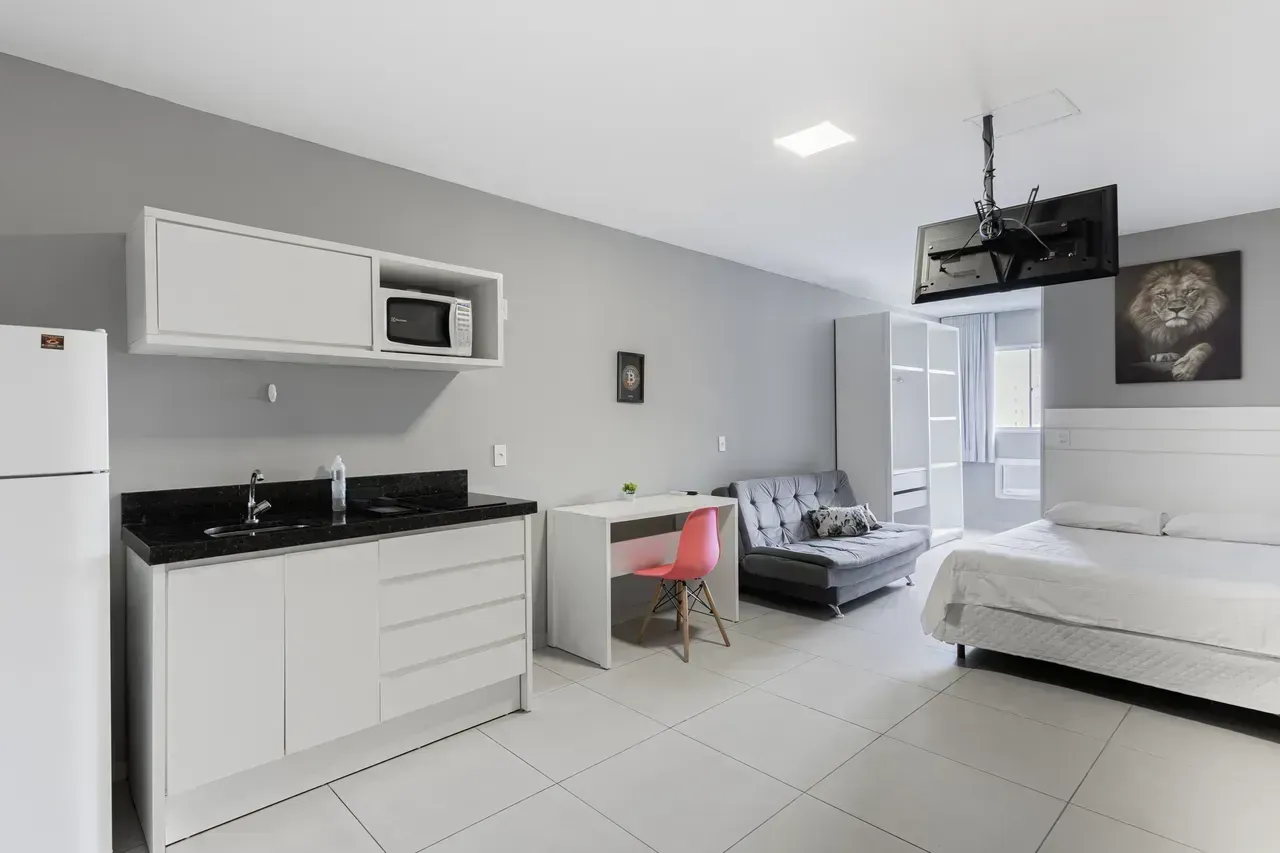 Apartamento de 1 dormitorio con baño en suite y cocina — photo 2