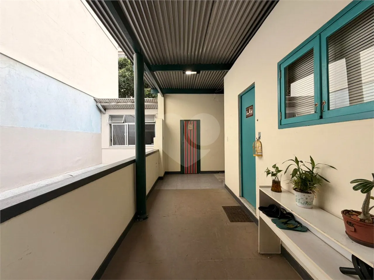 Casa com 5 quartos e 5 banheiros, varanda e janelas amplas — photo 17