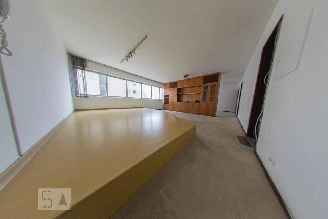 4-bedroom apartment with a walk-in closet — photo 12