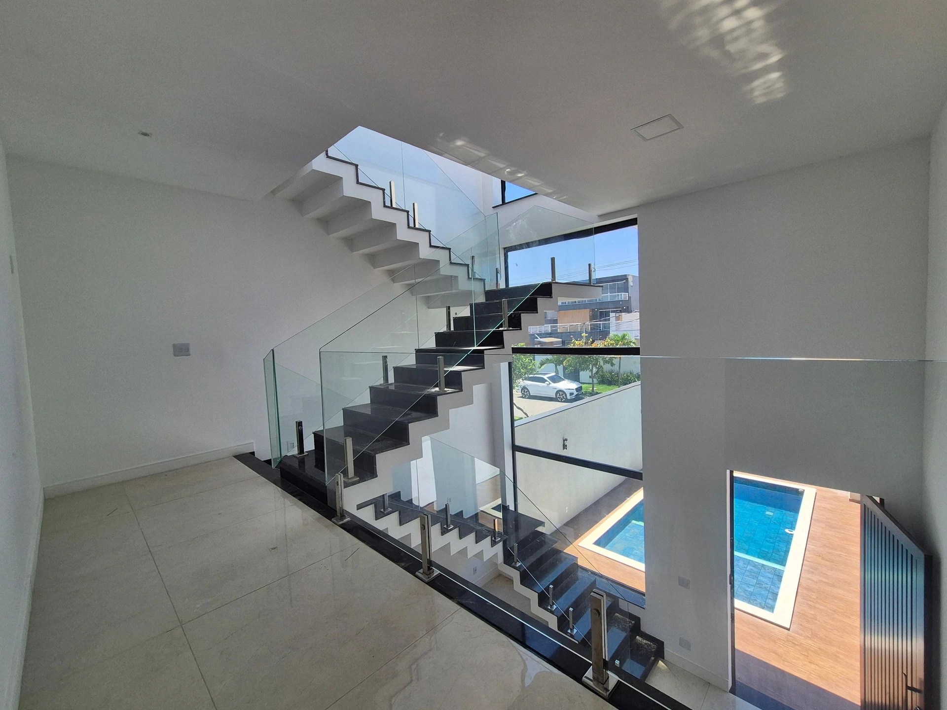 4-bedroom house with a glass-enclosed balcony — photo 27