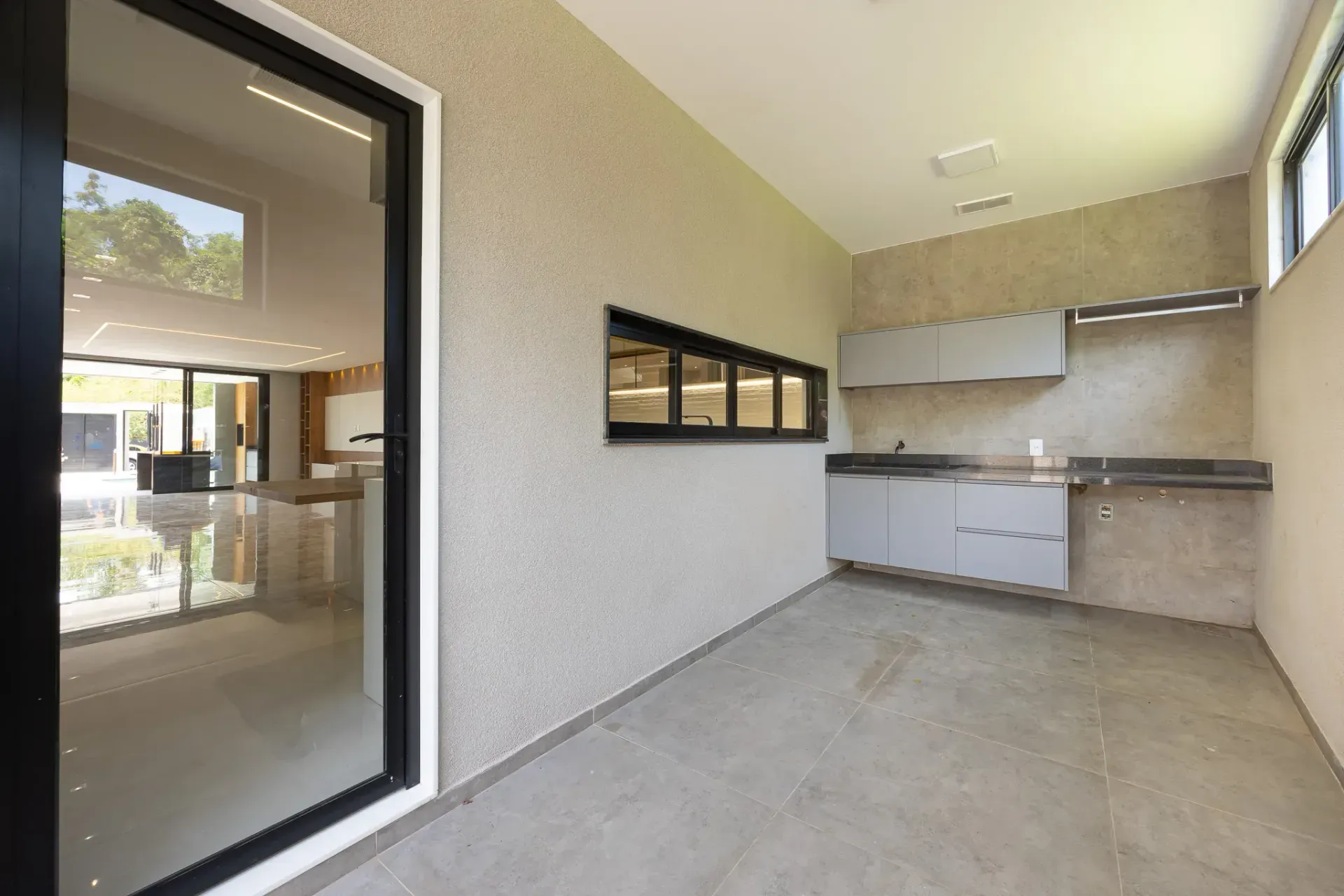 Furnished house with 5 suites and floor-to-ceiling windows — photo 48