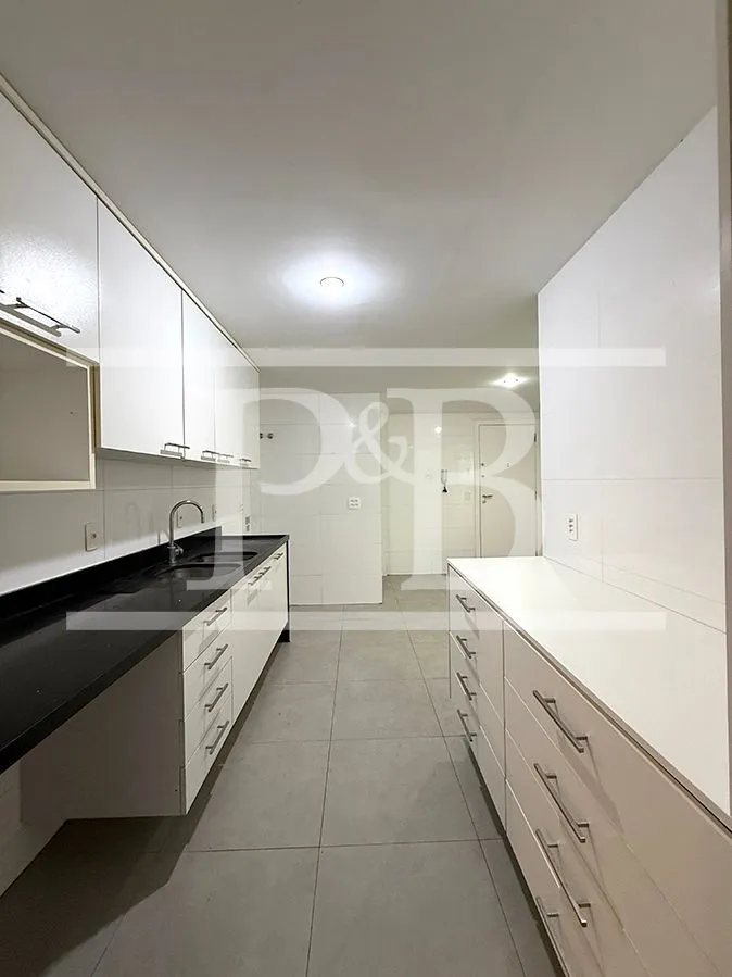 4-bedroom 300 m² apartment with a balcony — photo 29