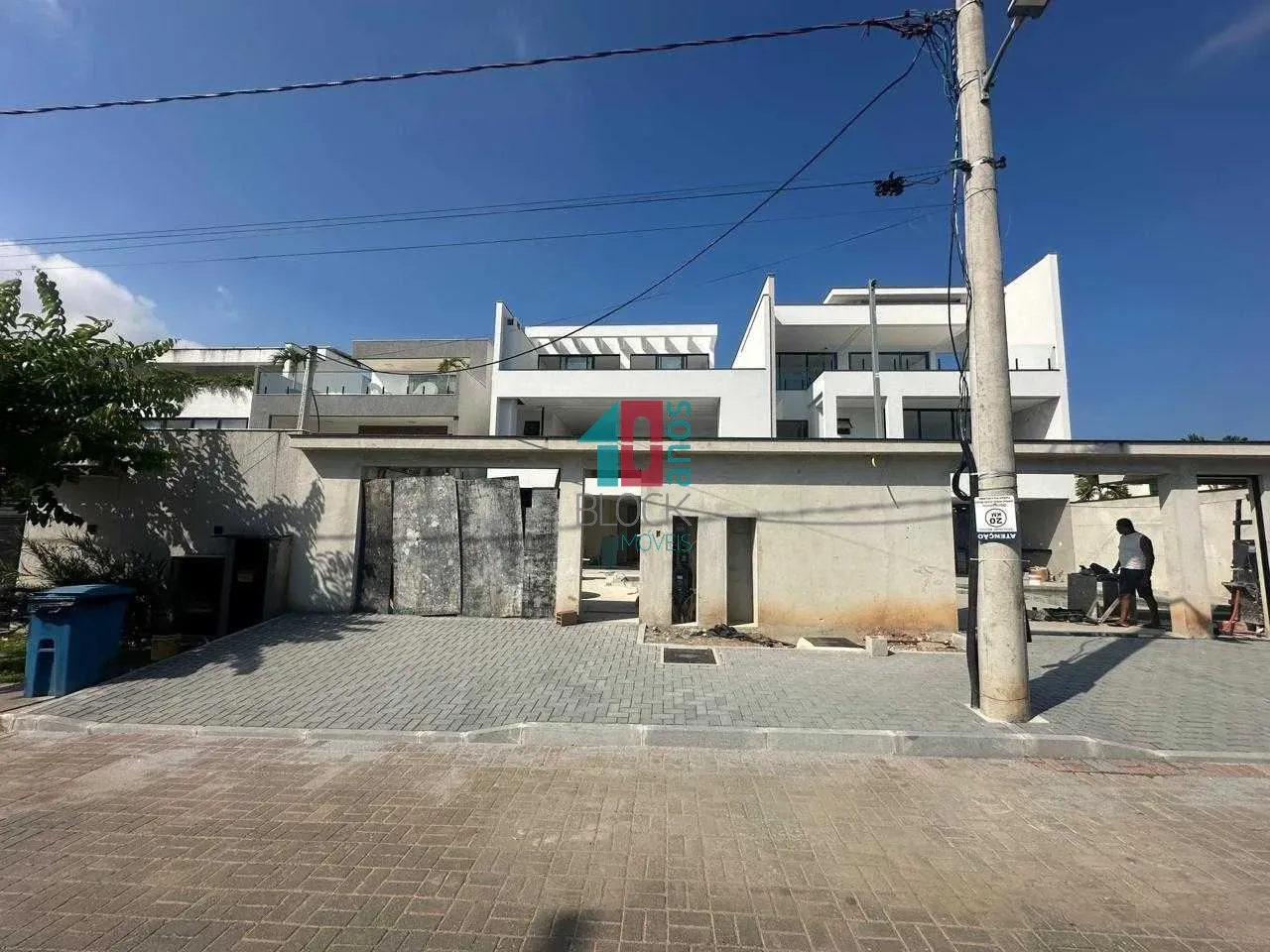 Casa com 5 suítes, 8 banheiros e 3 vagas para reformar — photo 35