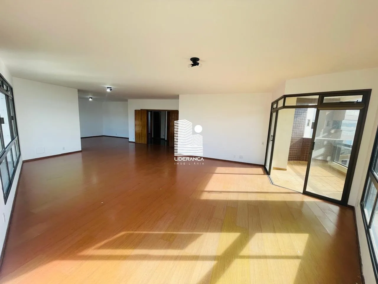 350 m² apartment with 3 en-suite bedrooms and 3 parking — photo 41