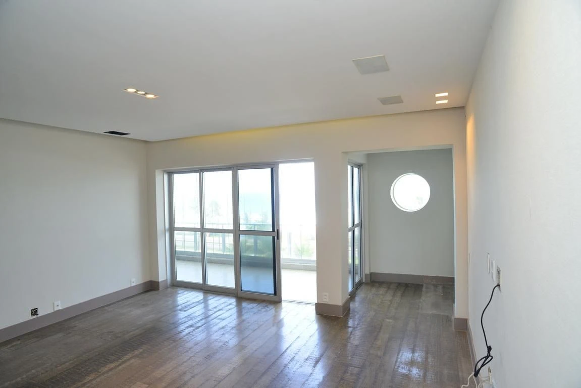 3-bedroom apartment in a building with a gym — photo 5