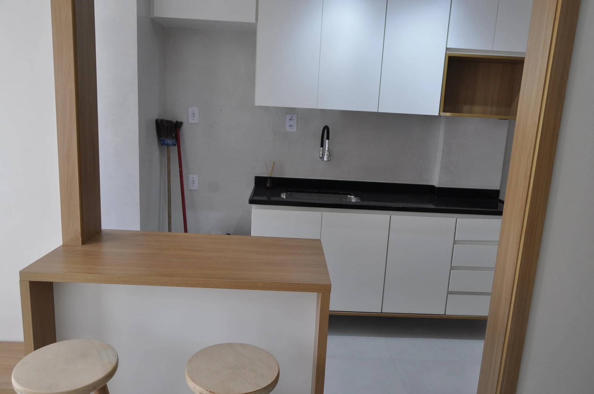 Glass-enclosed balcony in a 3-bedroom apartment, 65 m²