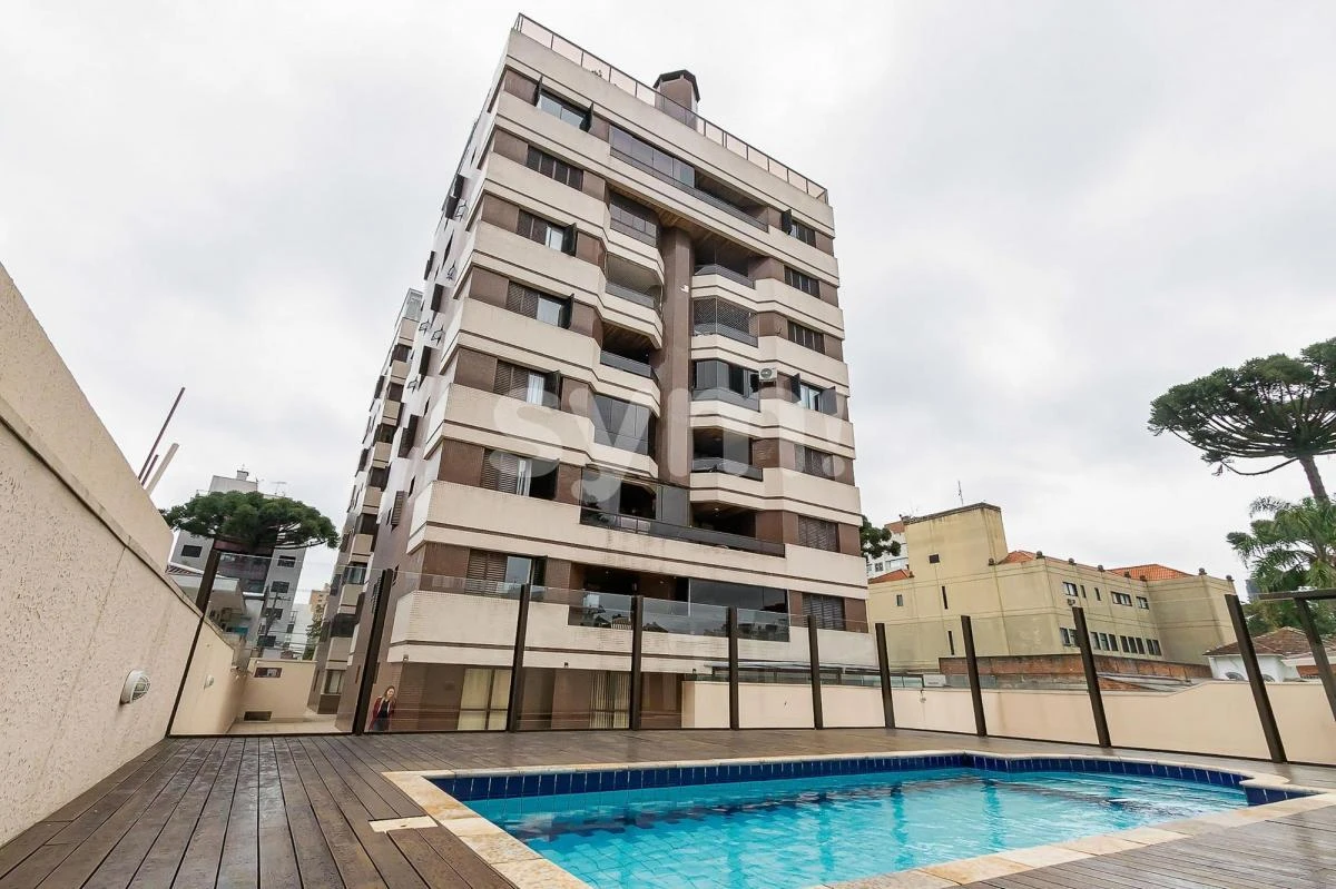 Glass-enclosed balcony in a 3-bedroom apartment, 98 m² — photo 11