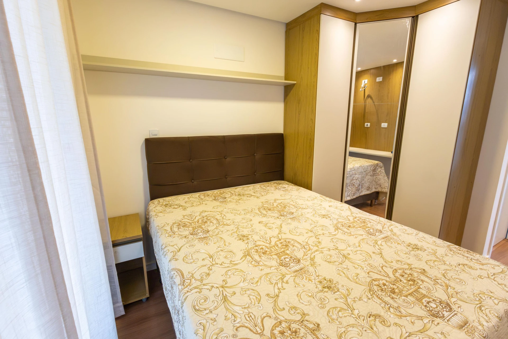 28 m² studio with a home office and a glass-enclosed balcony — photo 9
