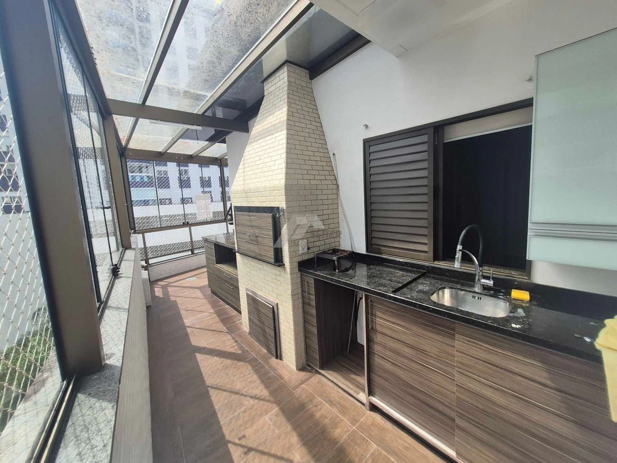 Balcony with a grill in a 3-bedroom apartment, 142 m² — photo 14