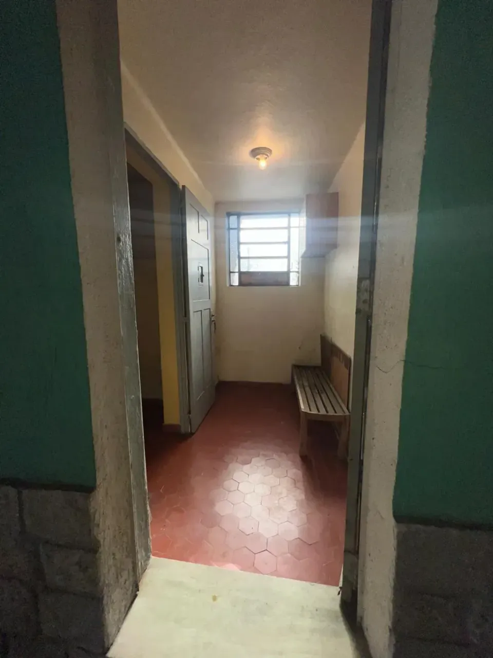Casa com 4 quartos e cozinha fechada com armários — photo 16