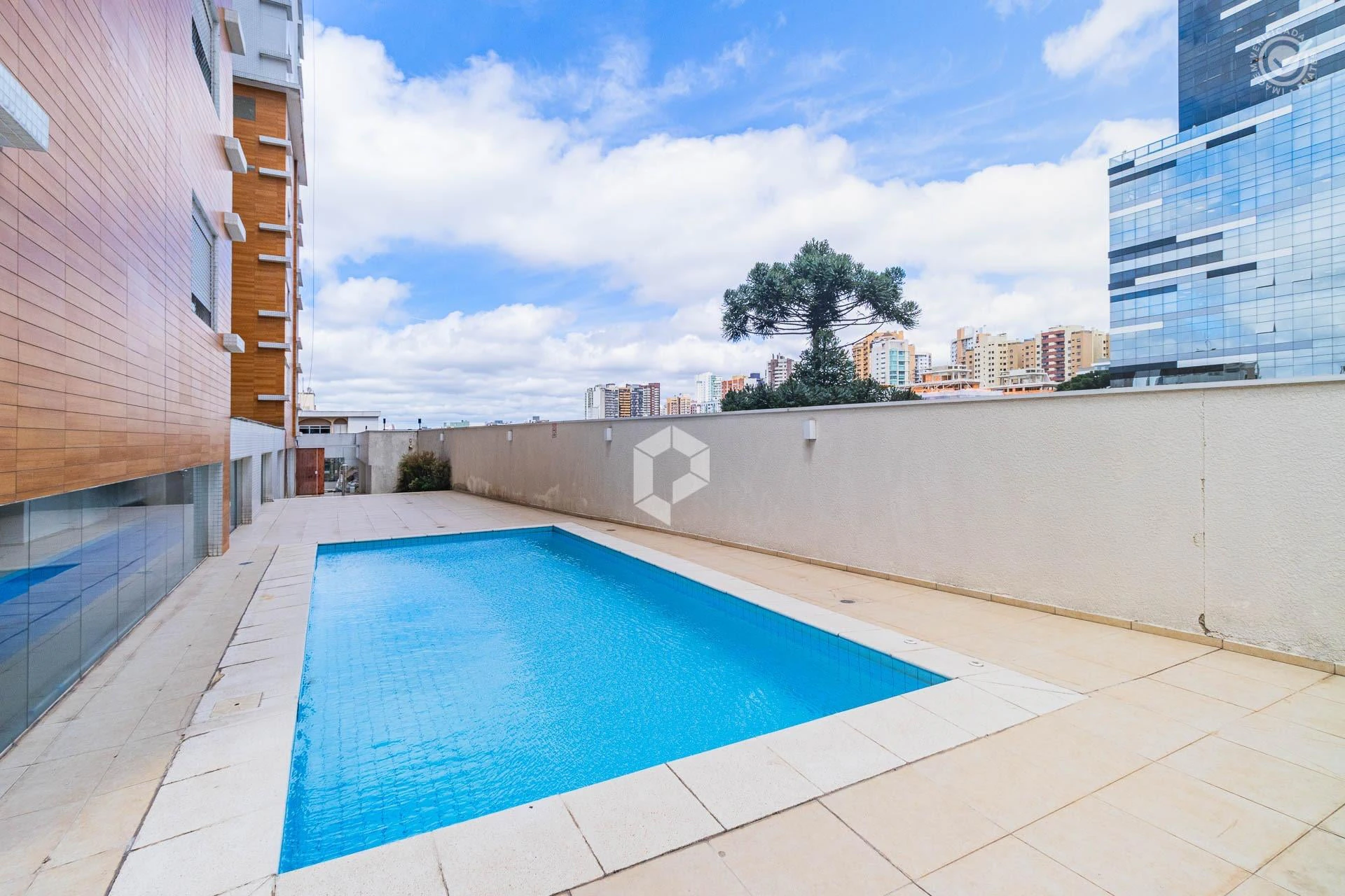 Balcony with a grill in a 2-bedroom apartment, 99 m² — photo 25