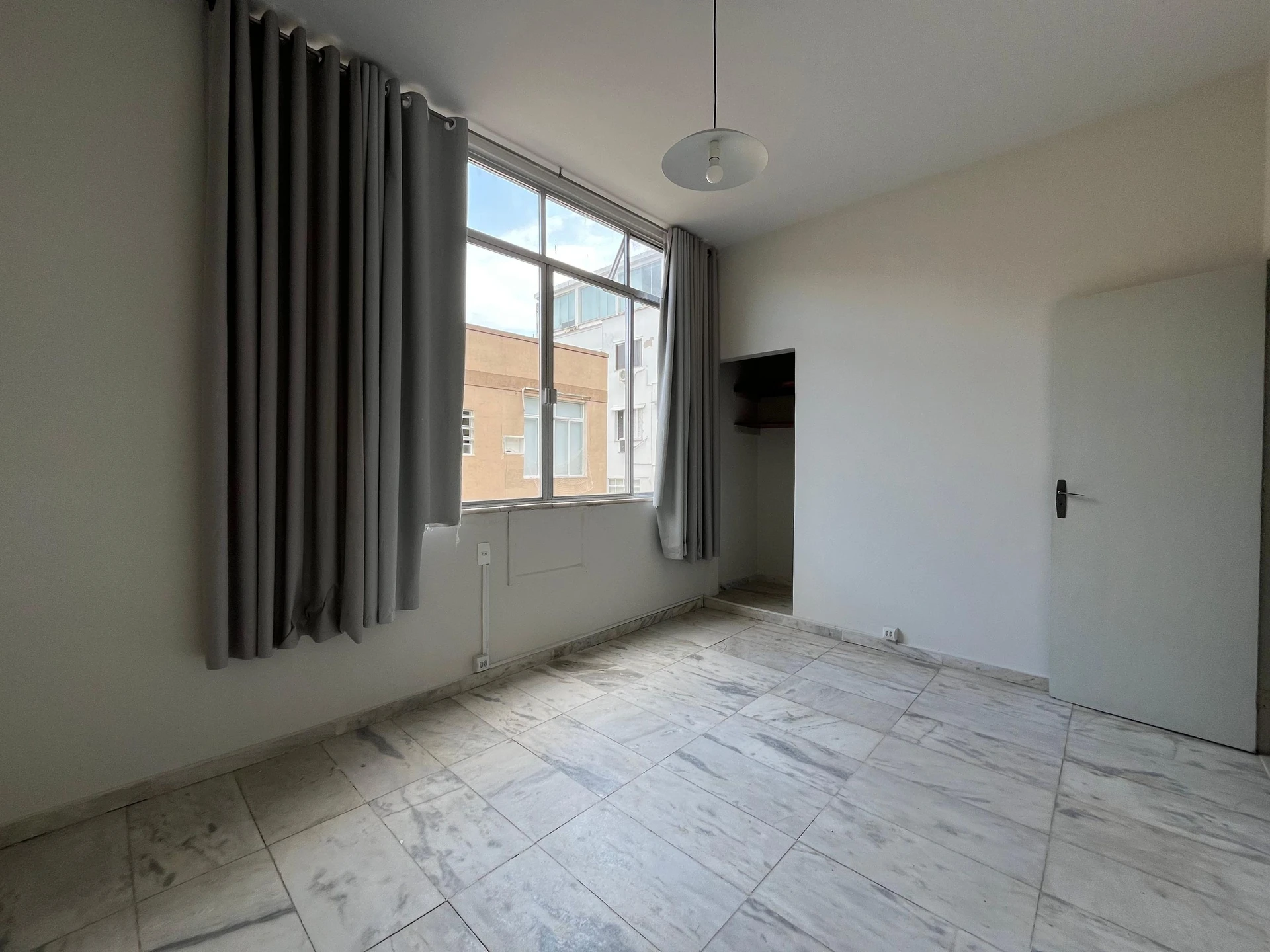 Bathtub in a 2-bedroom apartment, 170 m² — photo 4