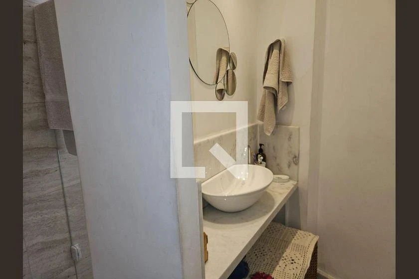 Walk-in closet in a 2-bedroom apartment, 70 m² — photo 11