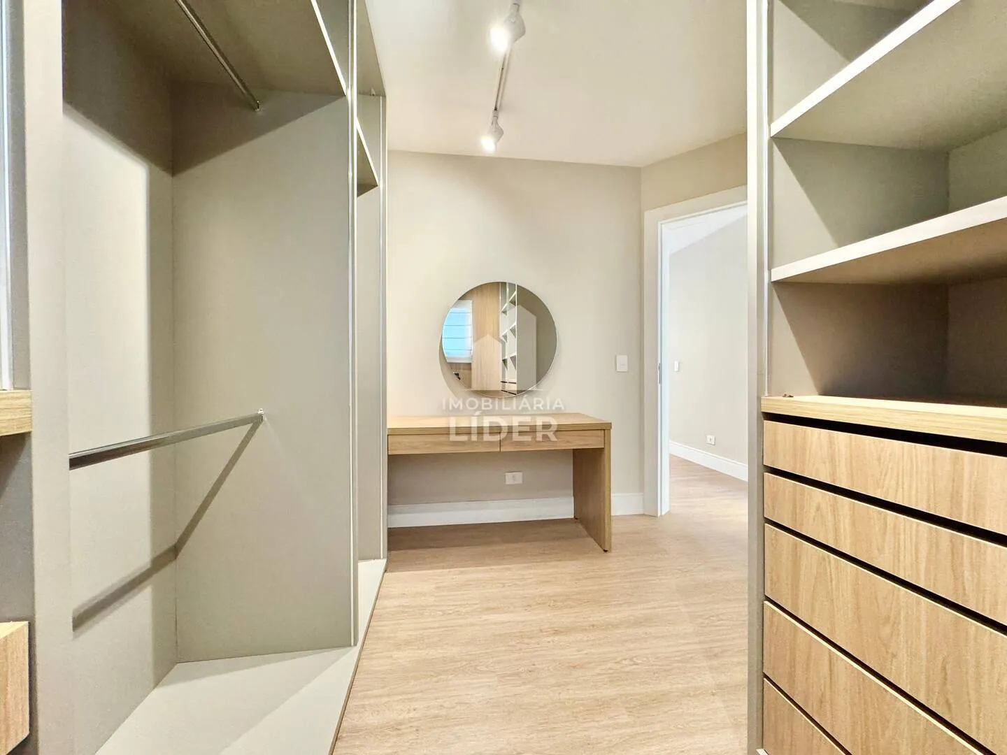 Apartment with 4 bedrooms and 3 parking spots, balcony — photo 40