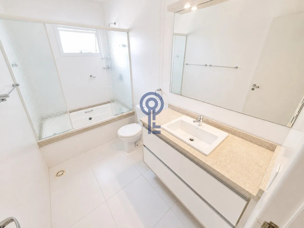 3-bedroom house with a bathtub — photo 4