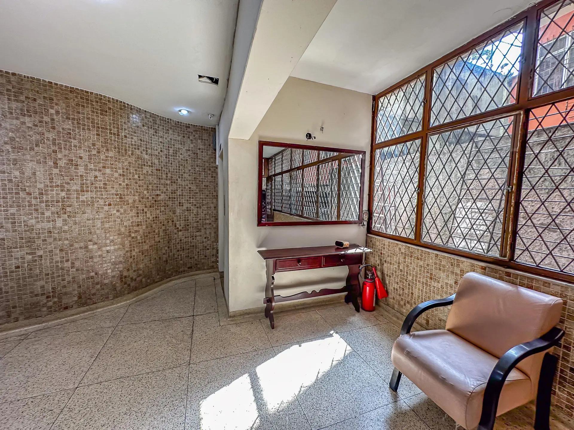 Furnished 1-bedroom apartment with an open kitchen — photo 27