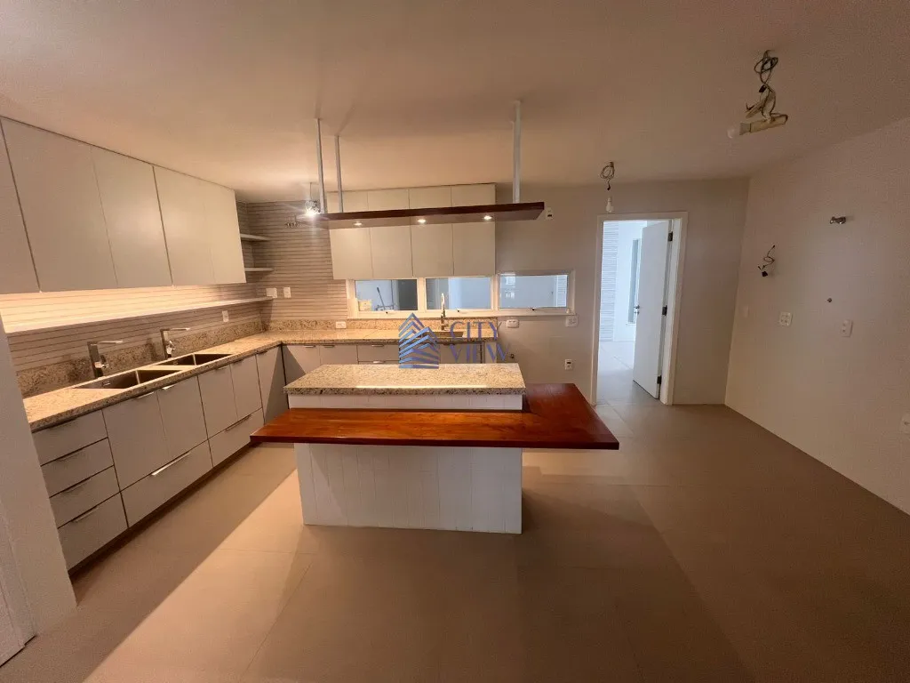 4-bedroom apartment with 5 bathrooms and a balcony — photo 26