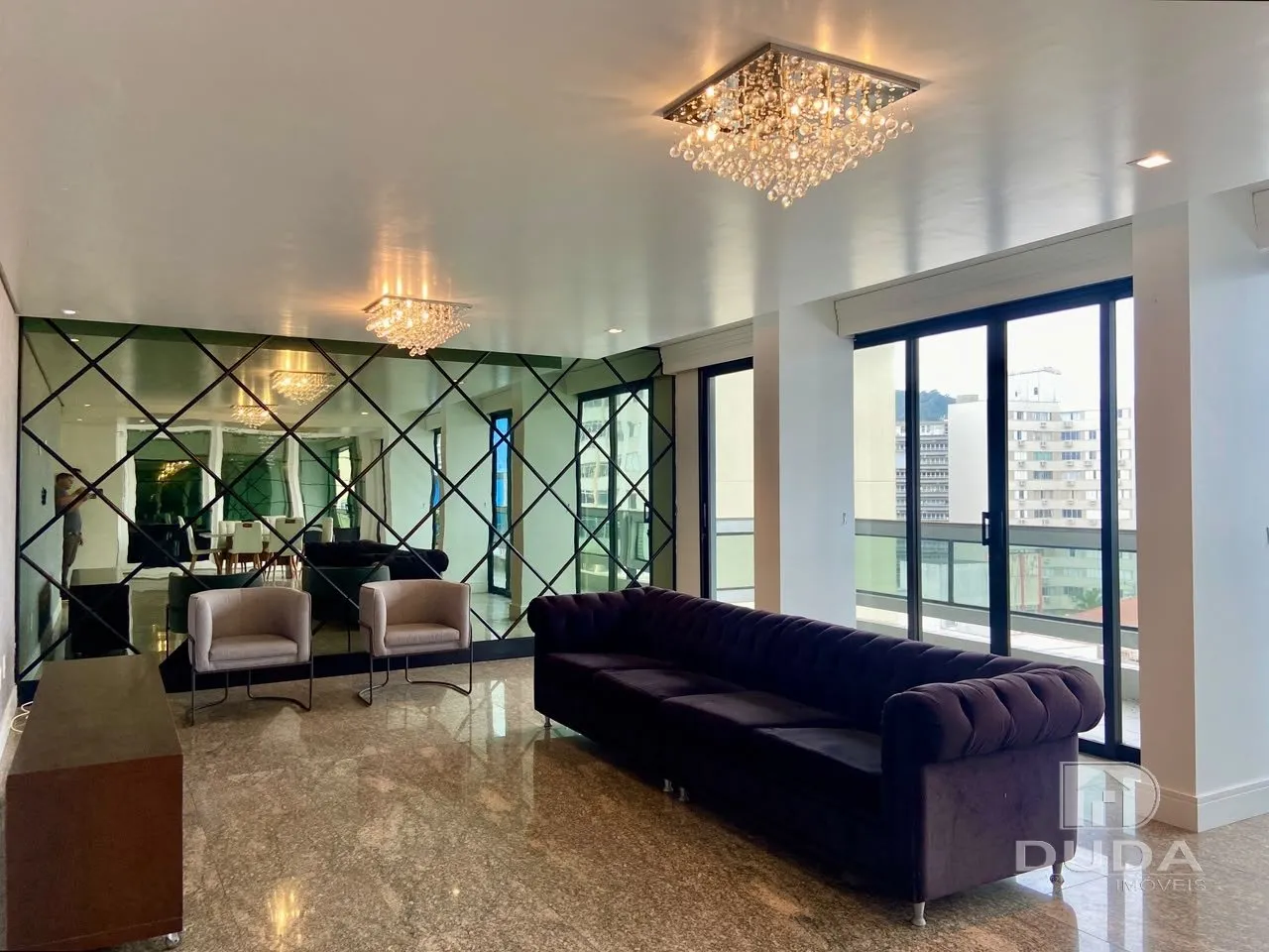 200 m² apartment with a bathtub and floor-to-ceiling windows
