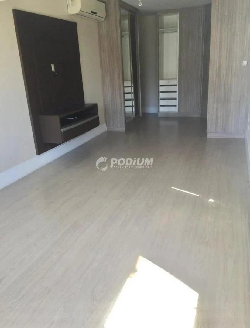 4-bedroom apartment in a building with a gym — photo 4