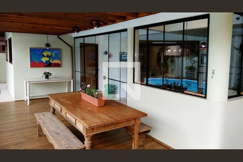 Облаштований будинок з 4 спальнями та 320 м² — photo 9