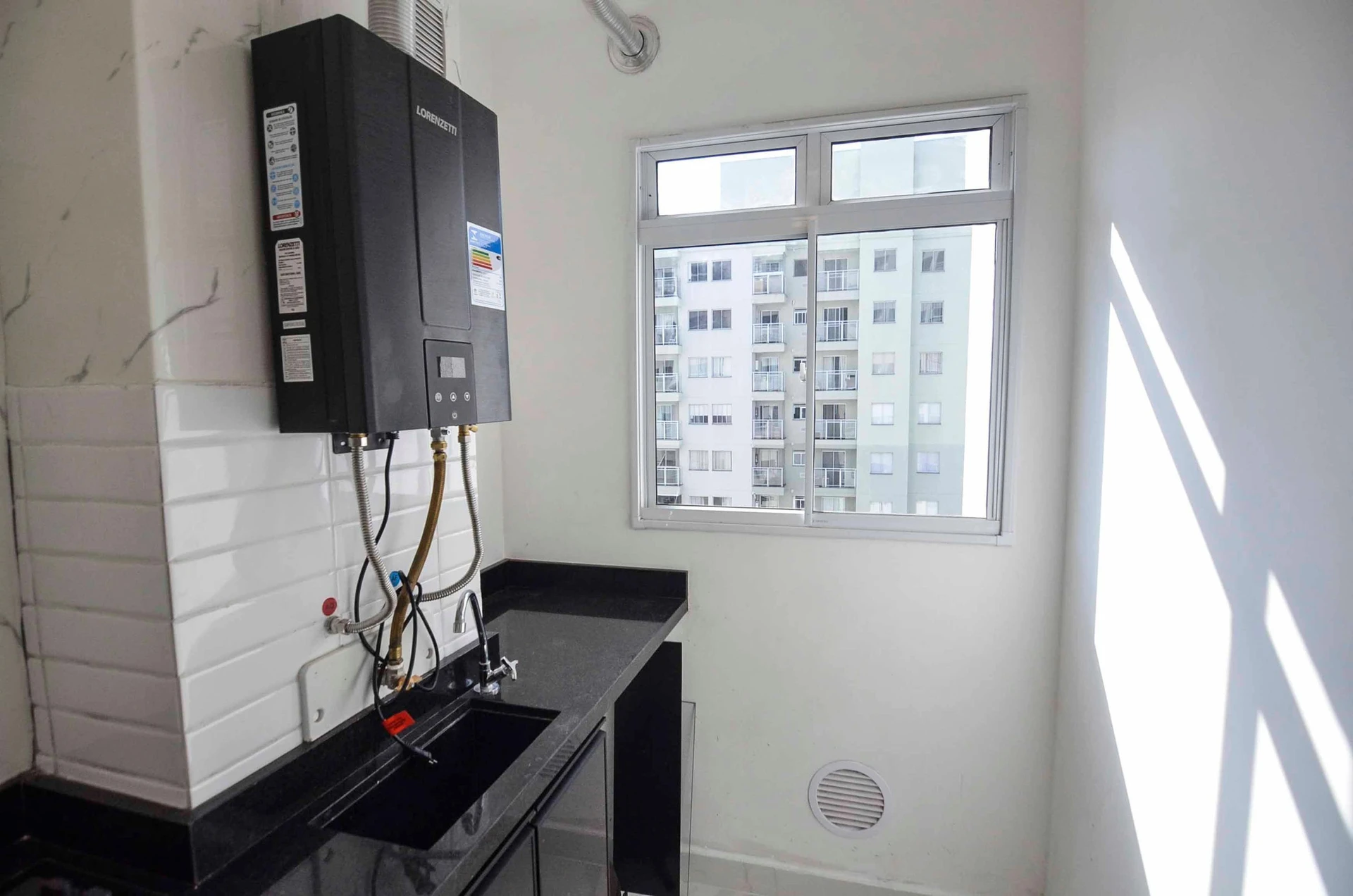 Apartamento de 2 quartos com varanda fechada de vidro — photo 31