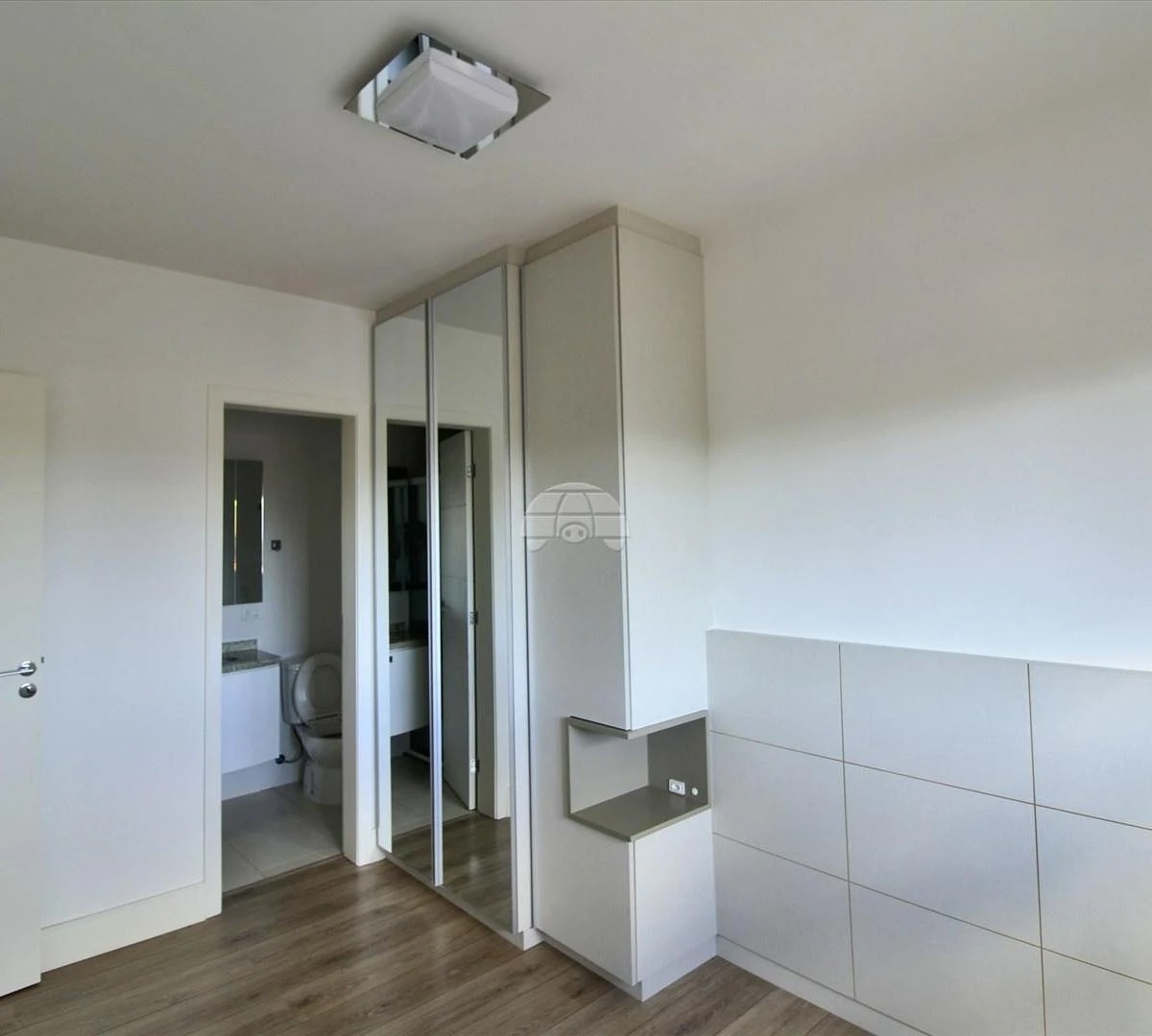 Balcony with a grill in a 2-bedroom apartment, 72 m² — photo 35