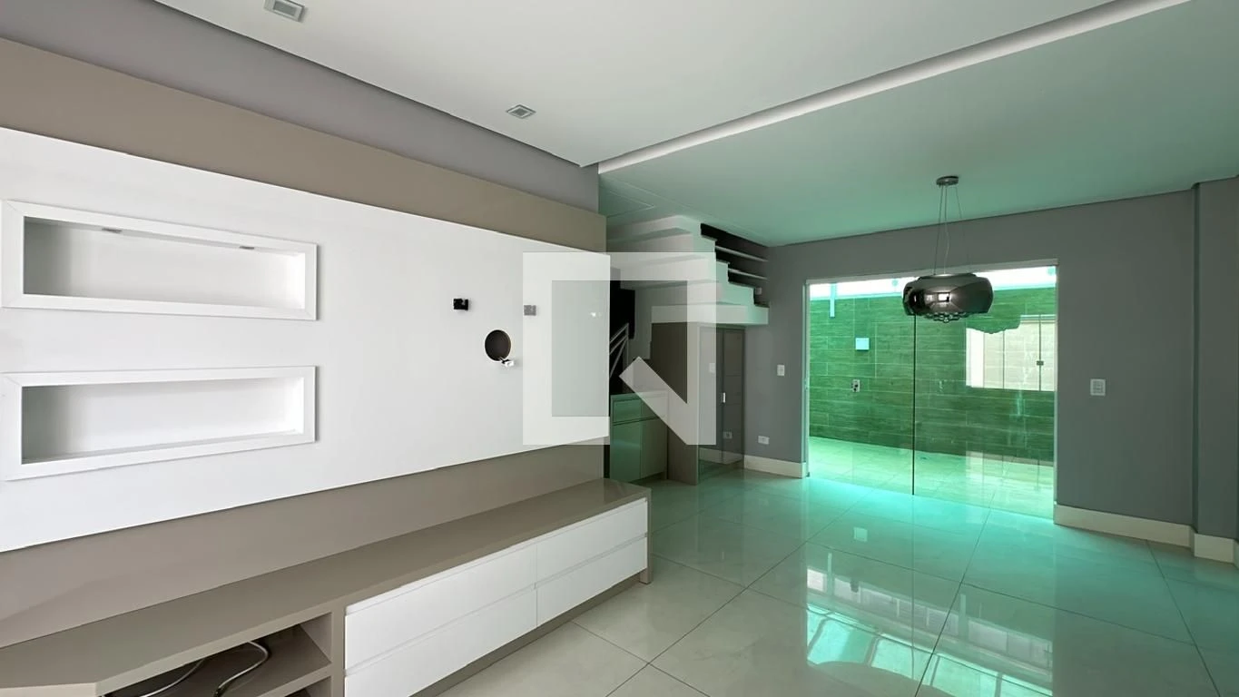 3-bedroom house with a glass-enclosed balcony in Curitiba — photo 34