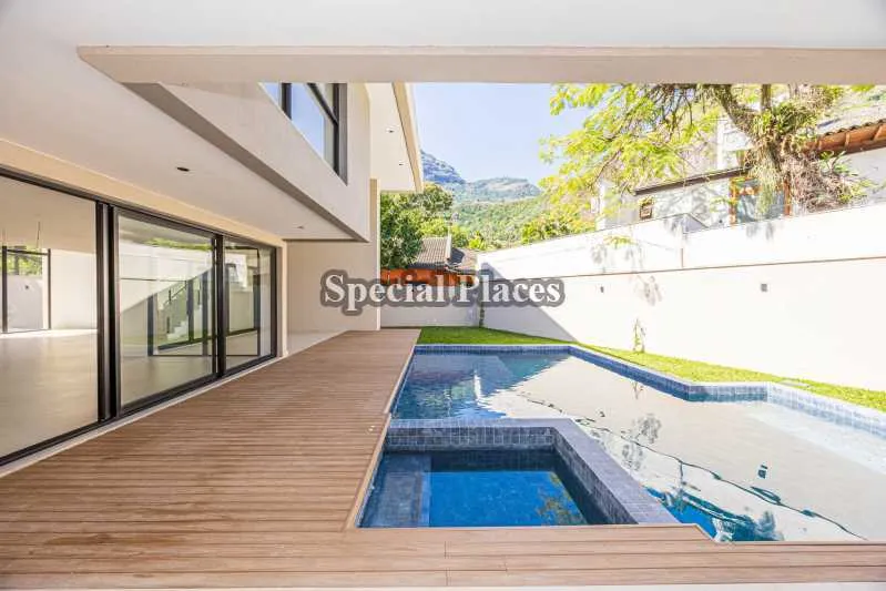 Unfurnished house with 5 bedrooms and an open-plan kitchen — photo 15