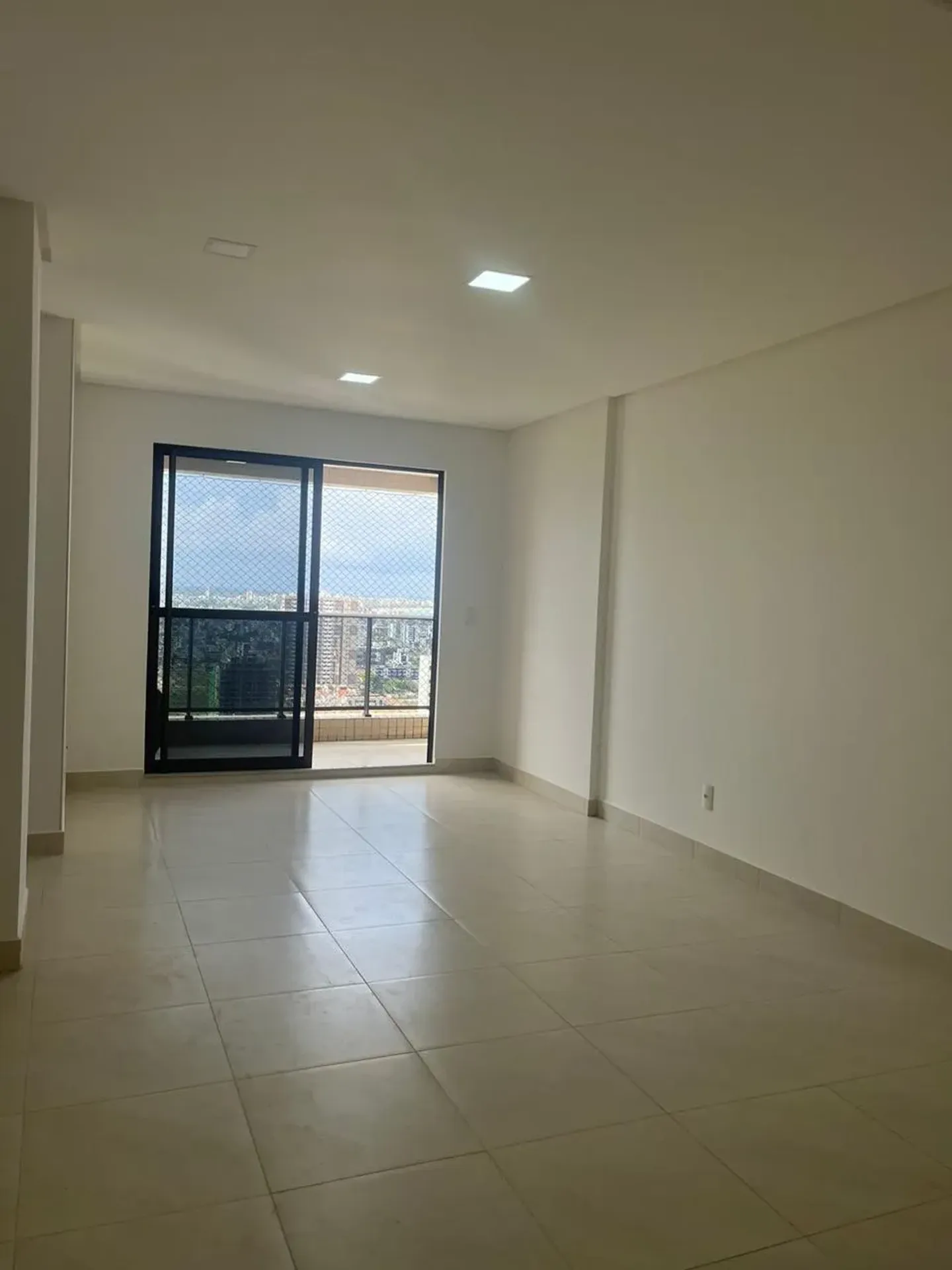 Floor-to-ceiling windows in a 3-bedroom apartment, 90 m²