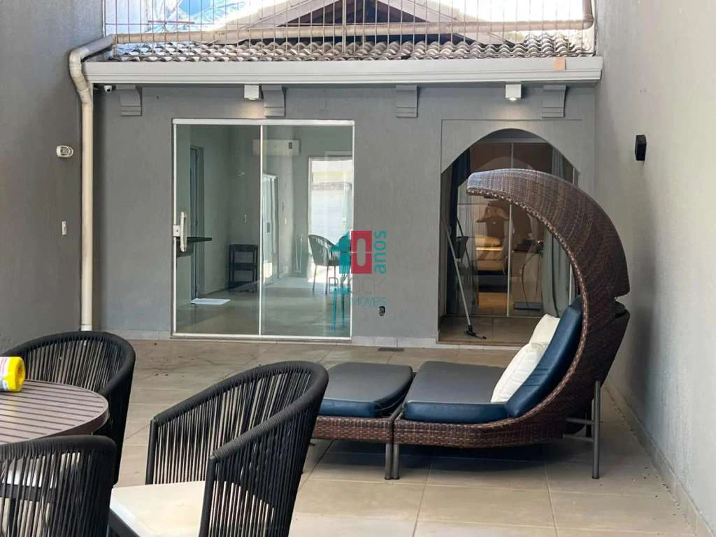 Casa de condomínio com 4 suítes e jardim privativo