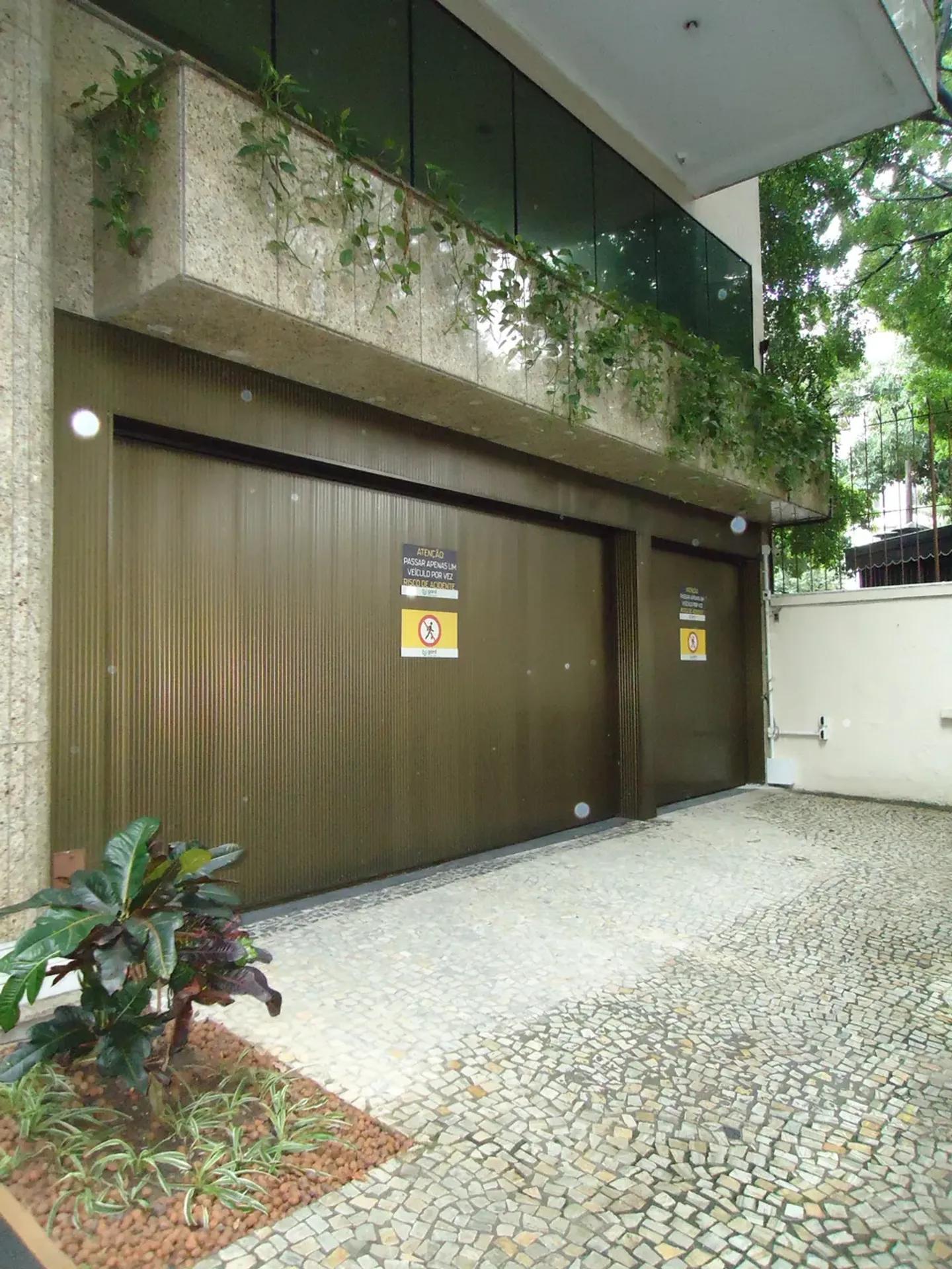 Wood or laminate floors in a 3-bedroom apartment, 107 m² — photo 27