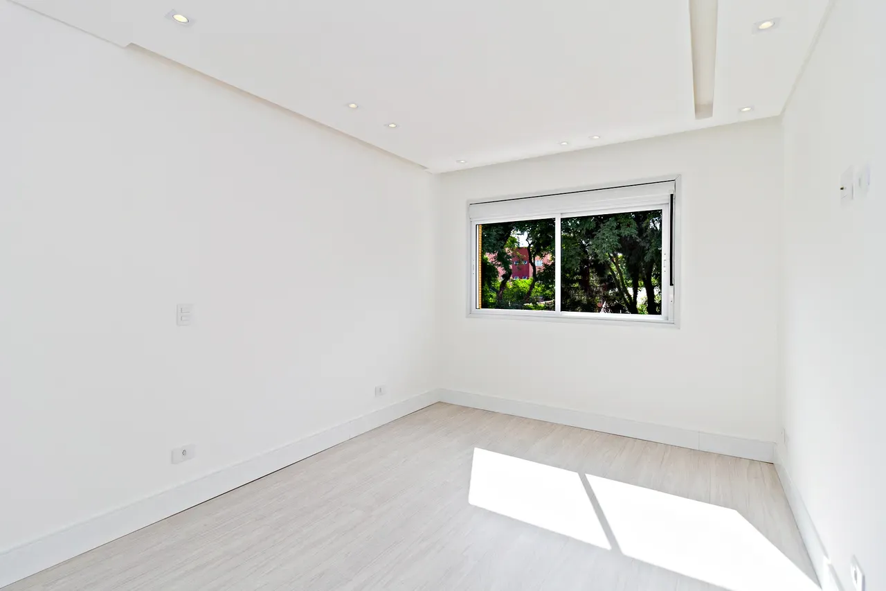 Balcony with a grill in a 4-bedroom apartment, 158 m² — photo 61