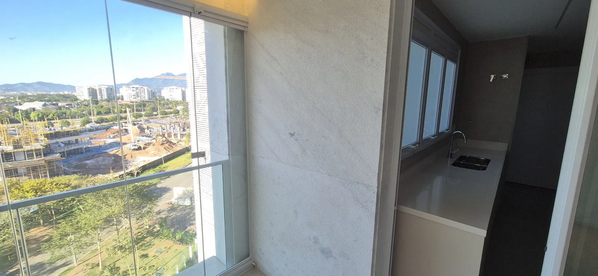 Unfurnished 4-bedroom apartment with closed kitchen — photo 32