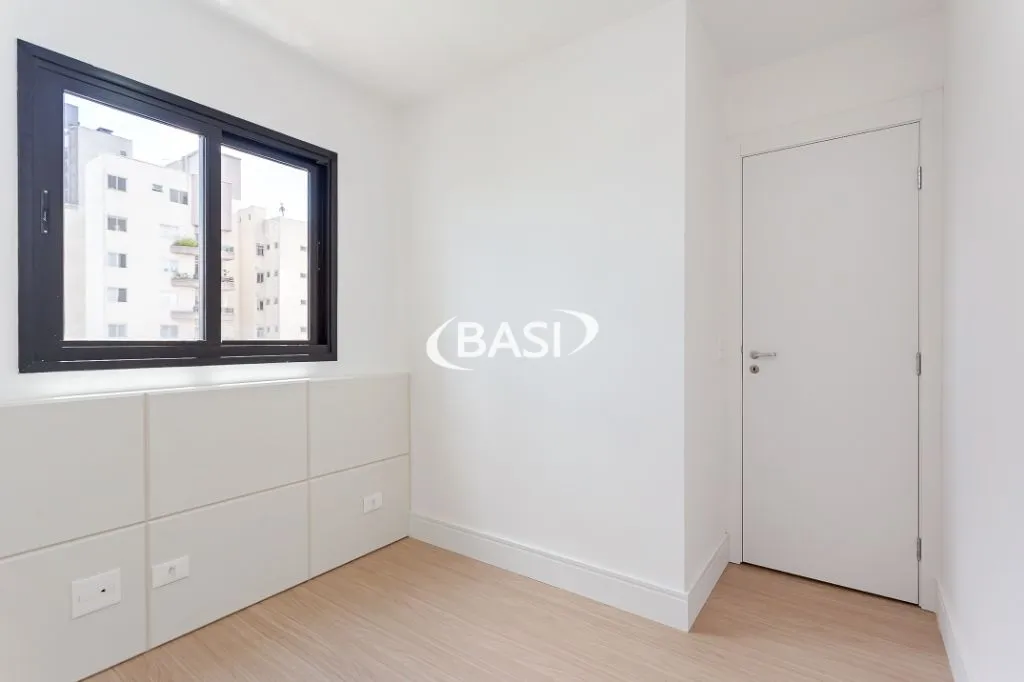 Glass-enclosed balcony in a 3-bedroom apartment, 80 m² — photo 43