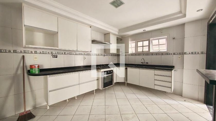 Дом 200 м² с панорамными окнами и грилем на балконе — photo 5