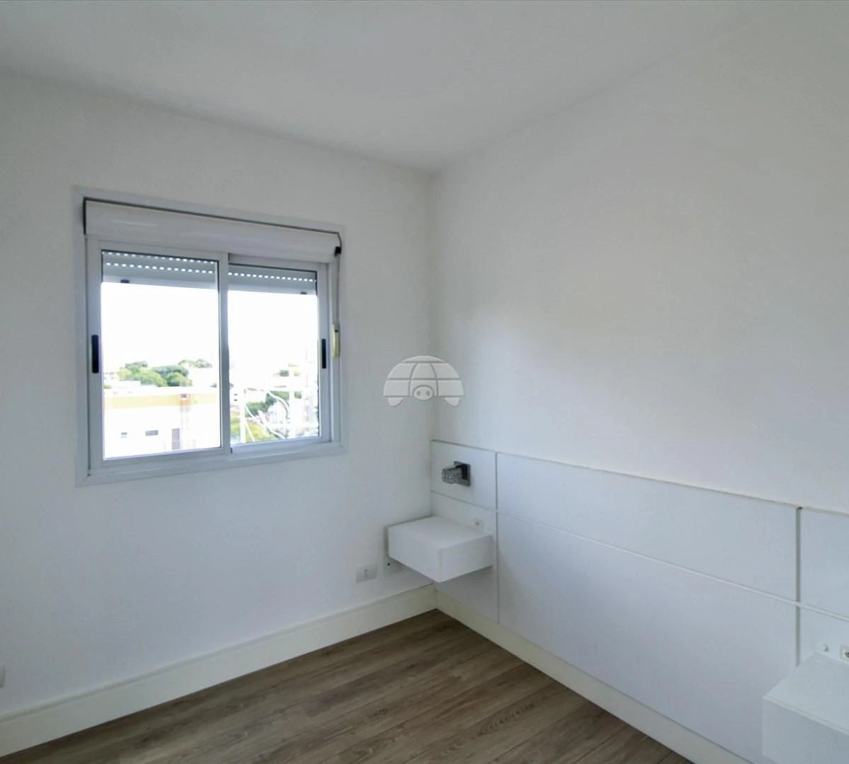 Balcony with a grill in a 2-bedroom apartment, 72 m² — photo 10
