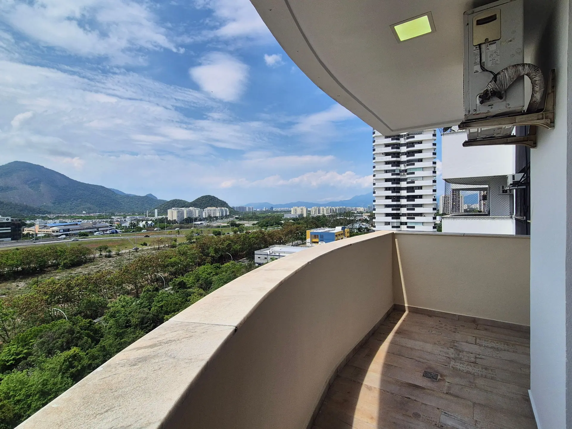 2-bedroom apartment with a suite and balcony