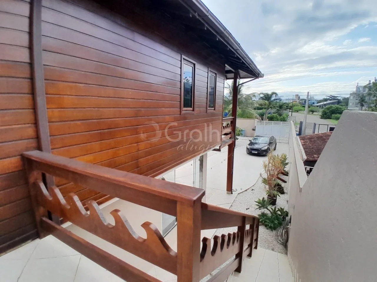 Casa mobiliada com 3 quartos e jardim privativo