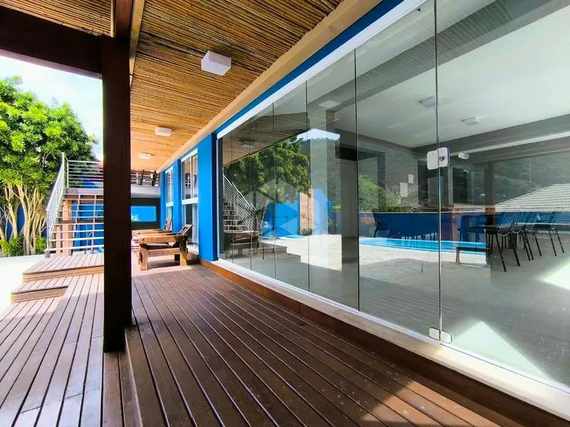 4-bedroom house with floor-to-ceiling windows — photo 65