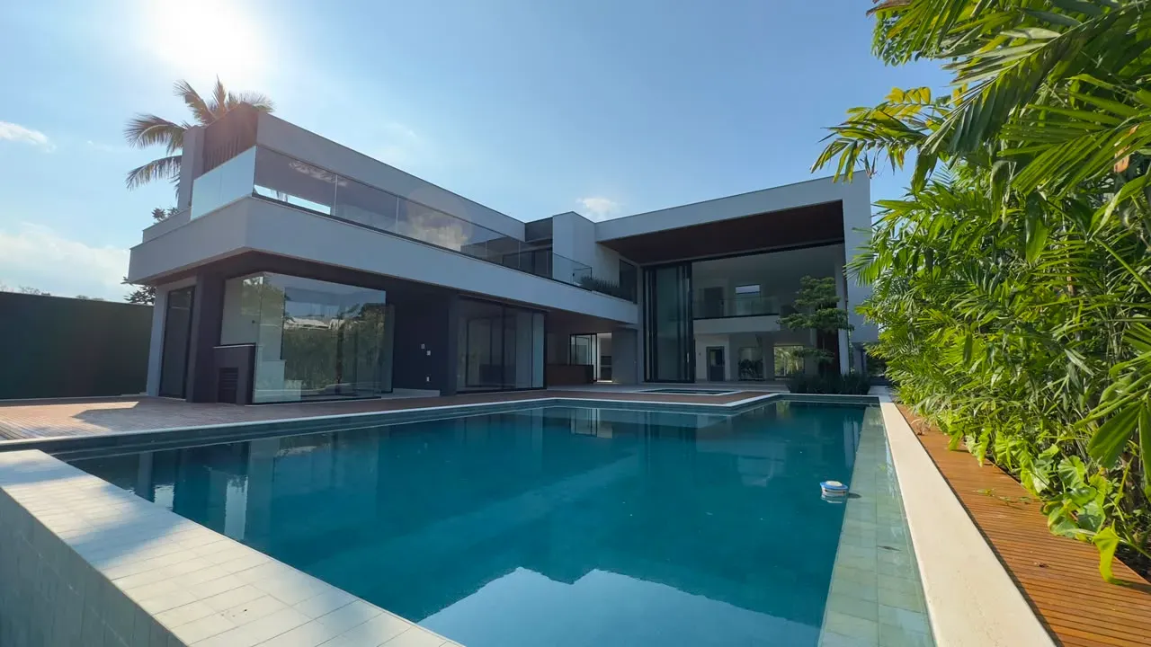 House with 5 bedrooms and floor-to-ceiling windows — photo 13