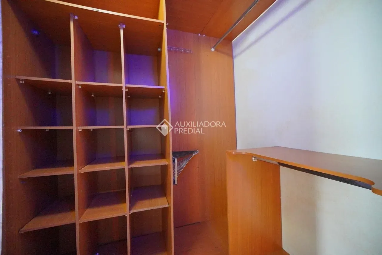 Walk-in closet in a 3-bedroom house, 140 m² — photo 4