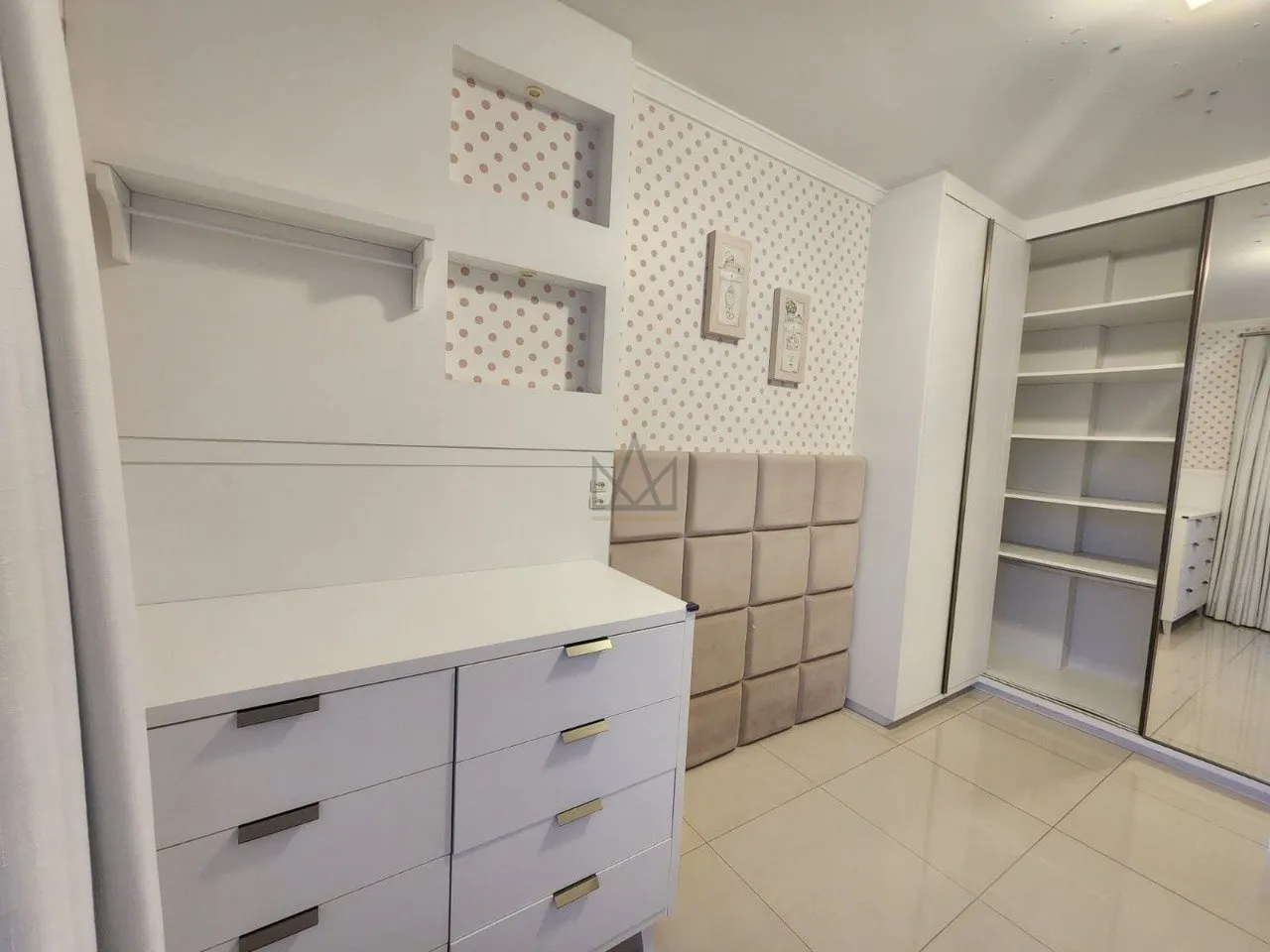4-bedroom apartment in a building with a gym — photo 20