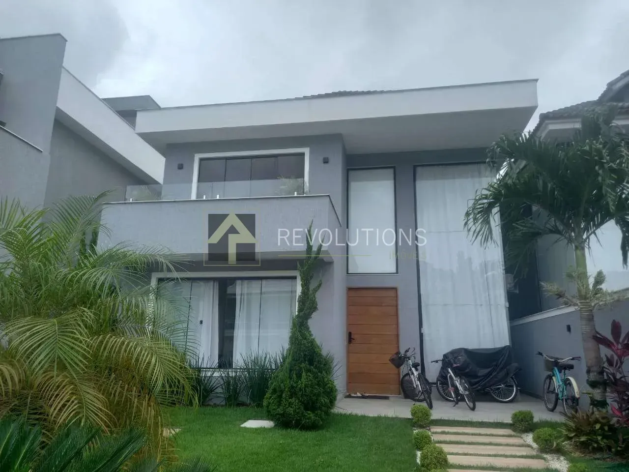 Casa com 4 quartos e 5 banheiros, varanda fechada