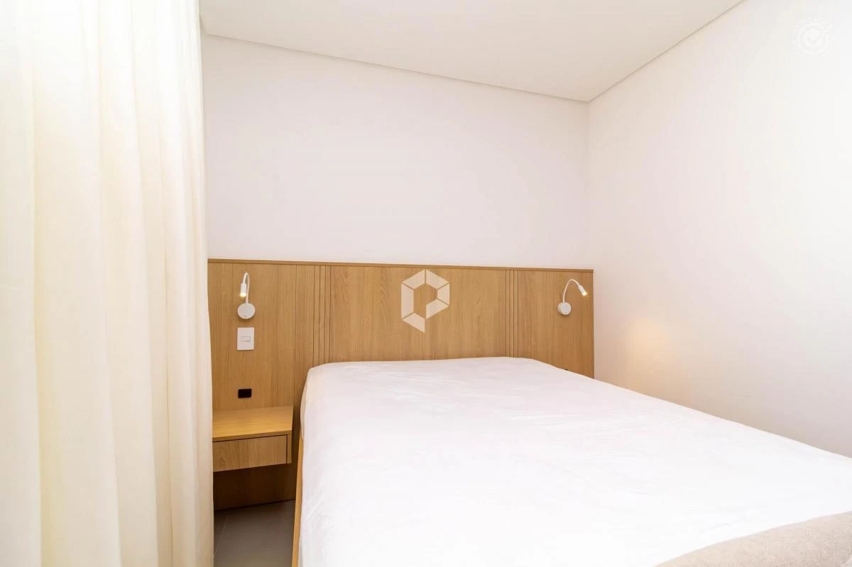 One-bedroom apartment in a building with a gym — photo 4