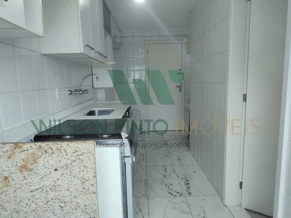 Balcony with a grill in a 2-bedroom apartment, 172 m² — photo 3