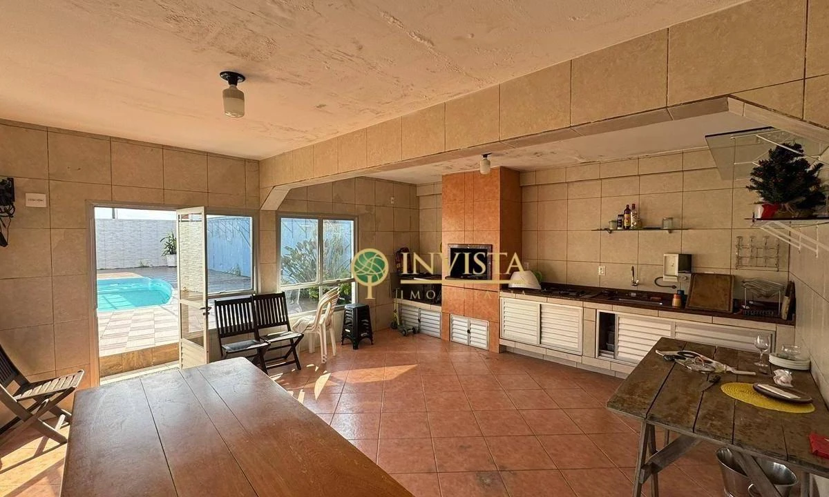 Casa com 4 dormitórios e 525 m², 2 vagas