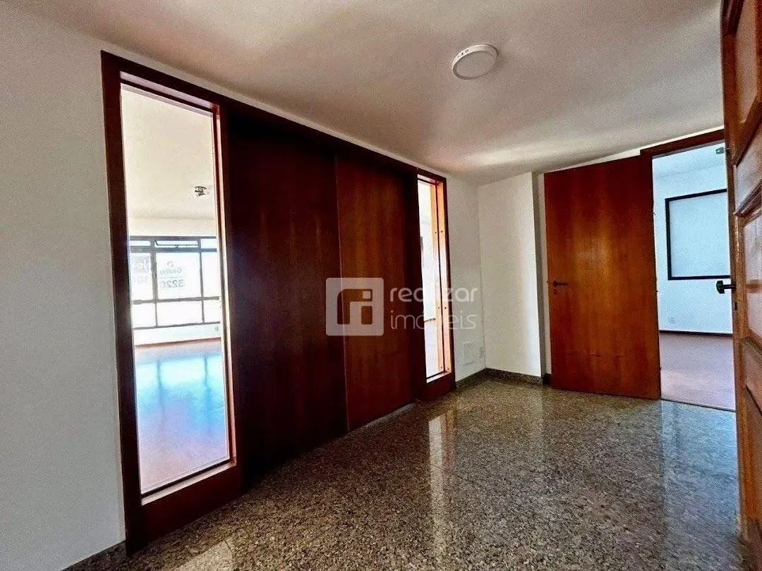 4-bedroom apartment with 3 en-suite baths and 303 m² — photo 30