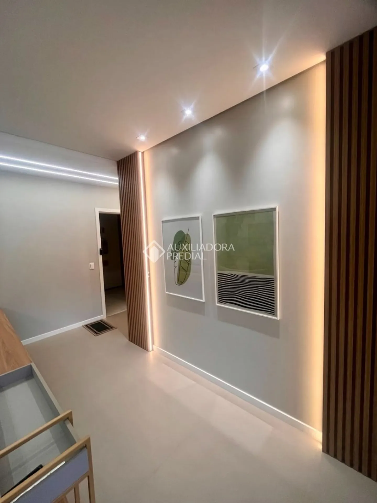 Furnished 92 m² apartment with balcony and 2 parking spots — photo 21